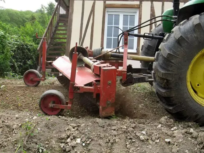 2-ratissage-de-la-terre-et-ramassage-de-cailloux-6720a6aa8f6d0
