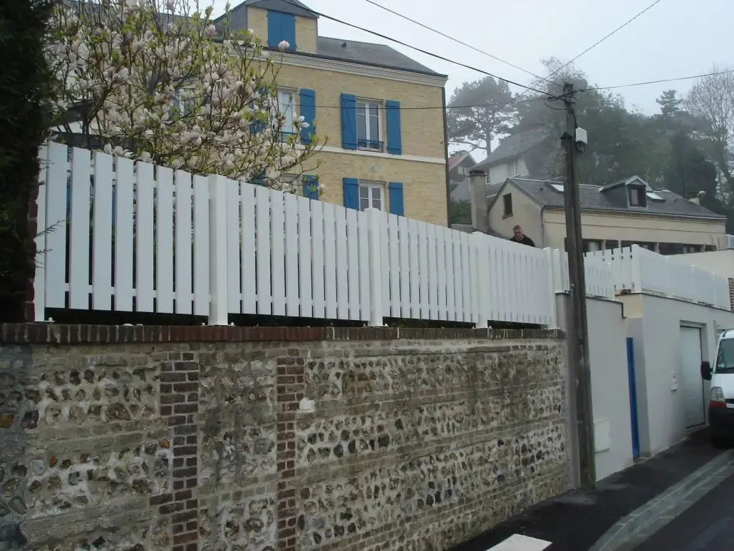 cloture-en-pvc-sur-muret-1030x773