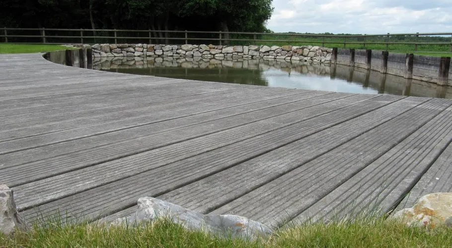terasse-en-bois-cernant-un-etang-1