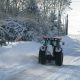 contrat de déneigement : le tracteur avec sa lame à neige et son bac à saler