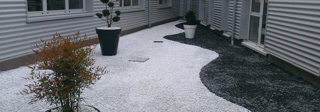 Un patio zen en noir & blanc