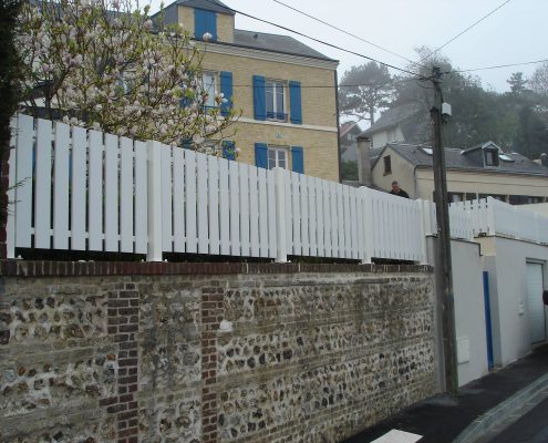 Clôture en PVC sur mur en silex